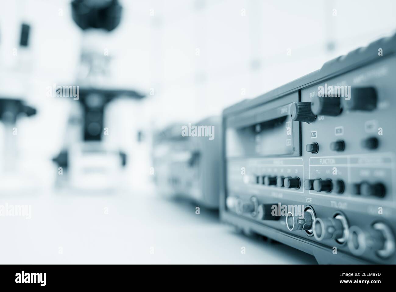 Instruments de mesure dans un laboratoire moderne de recherche en physique. Photo de haute qualité Banque D'Images