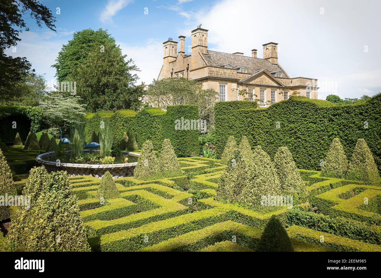 Un labyrinthe à feuilles persistantes cultivé en utilisant la boîte (Buxus) à Bourton House jardin dans les Cotswolds anglais et ouvert au public Banque D'Images
