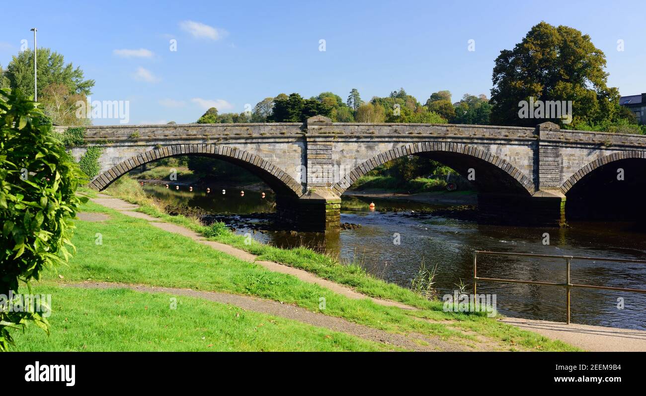 Pont en pierre historique, construit en 1828, au-dessus de la rivière Dart à Totnes, Devon. Banque D'Images