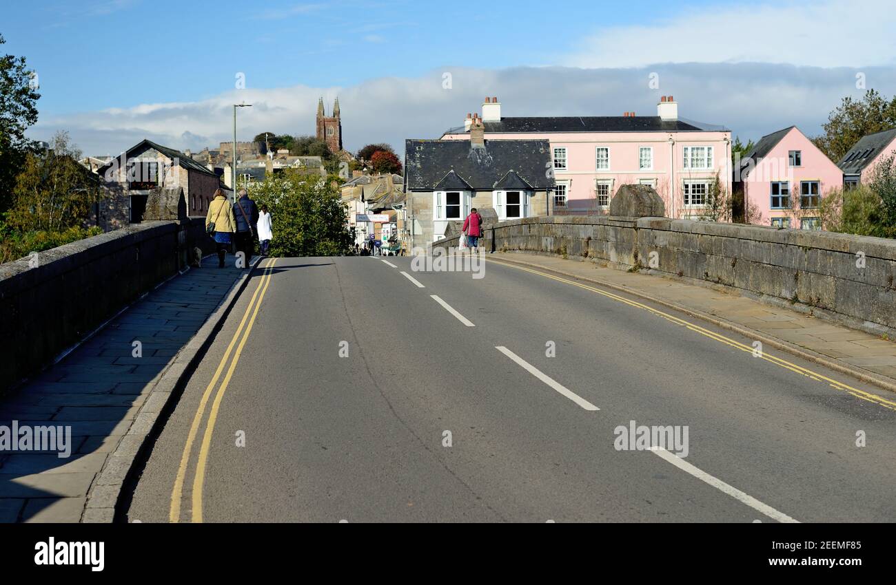 Pont en pierre historique, construit en 1828, au-dessus de la rivière Dart à Totnes, Devon. Banque D'Images