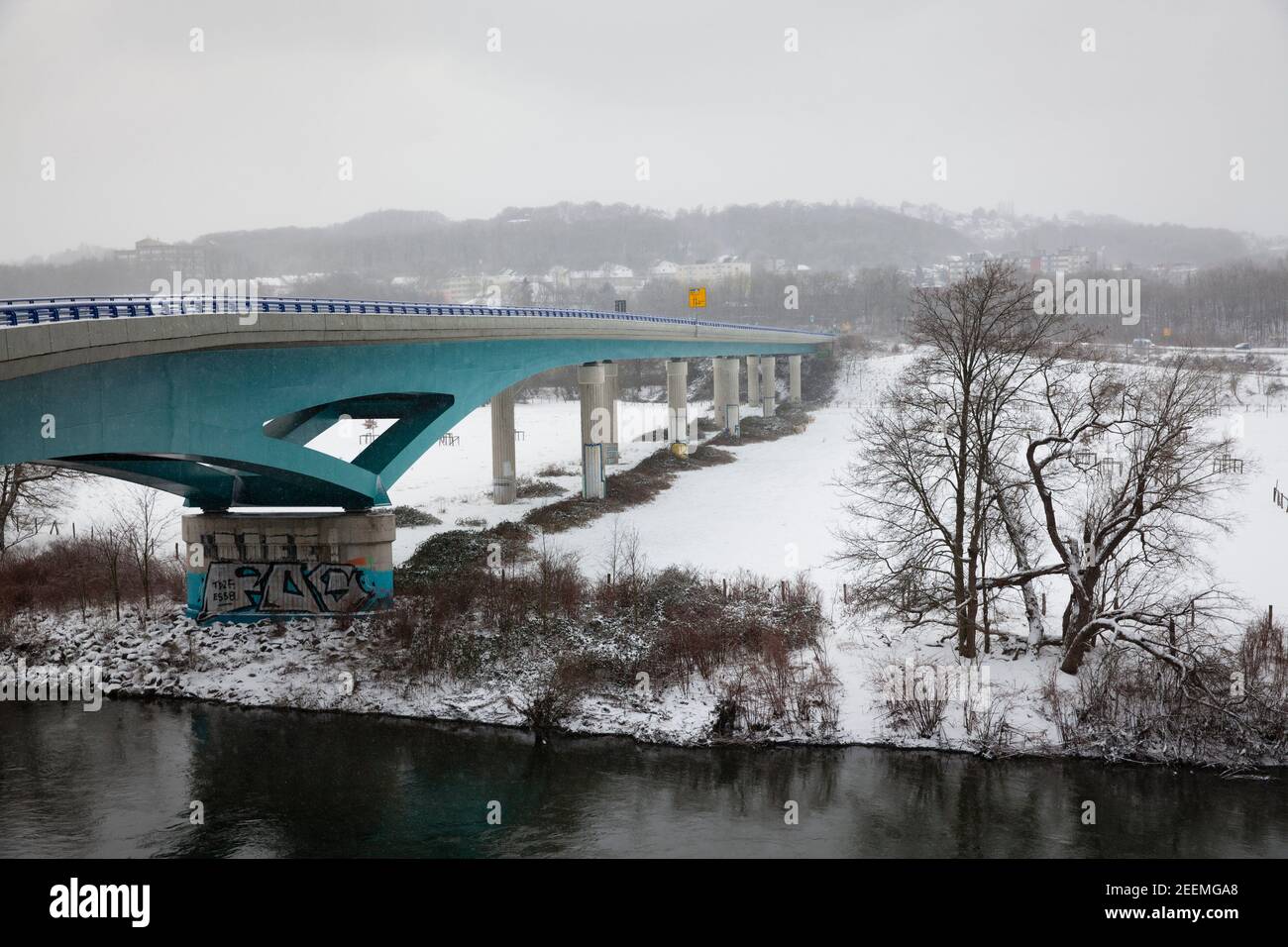 Pont de la route fédérale B 226n sur la Ruhr, hiver, neige, Wetter sur la Ruhr, Rhénanie-du-Nord-Westphalie, Allemagne. Bruecke der B 226n ub Banque D'Images