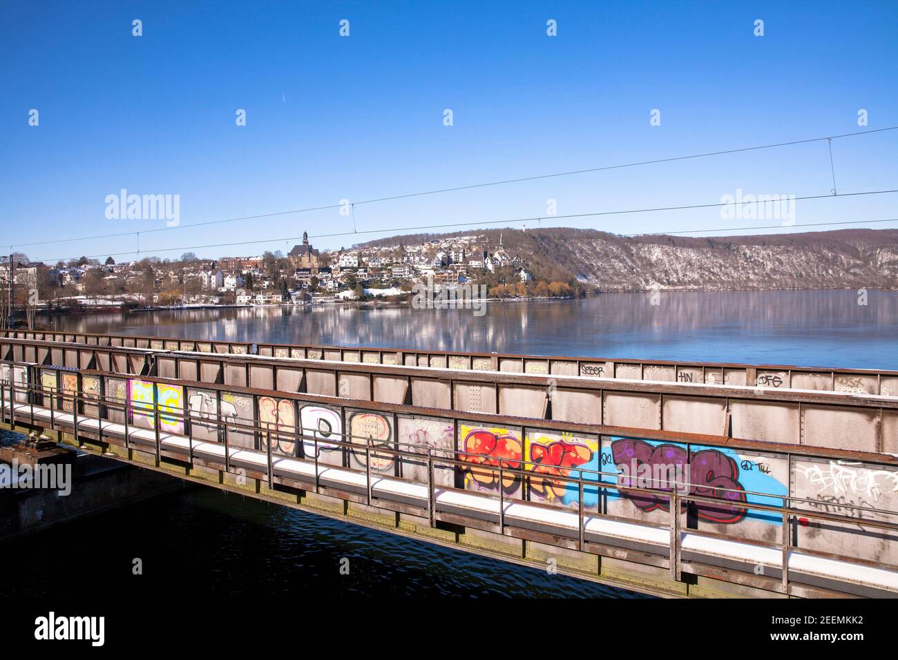 La ville de Wetter sur la Ruhr, graffiti sur le pont ferroviaire sur le lac Harkort, hiver, neige, région de la Ruhr, Rhénanie-du-Nord-Westphalie, Allemagne Banque D'Images