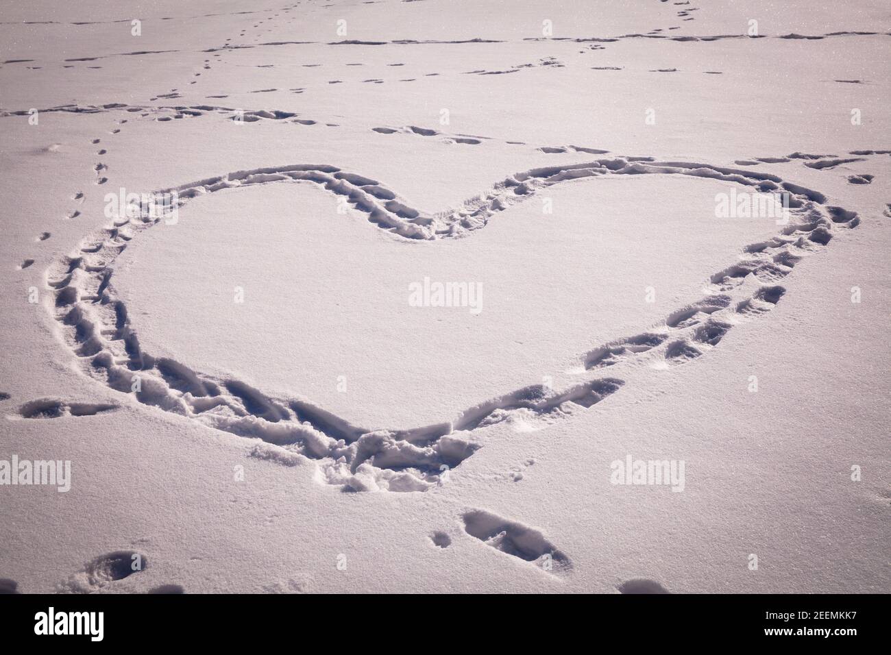 Coeur fait de empreintes sur un terrain enneigé, Hagen, Rhénanie-du-Nord-Westphalie, Allemagne. Herz aus Fussabdruecken auf einem verschneiten Feld, Hagen, Nordrh Banque D'Images