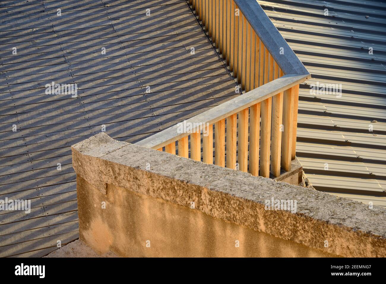 Motifs abstraits géométriques créés par ombres longues sur paroi & Parapet de fort Saint Jean Marseille Provence France Banque D'Images