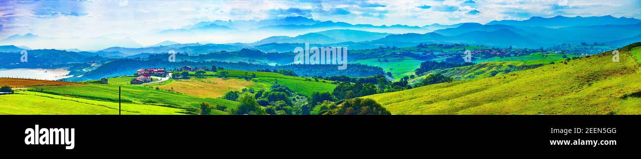 Paysage pittoresque de prairies verdoyantes et de montagnes.Nature spectaculaire du nord de l'Espagne.Village de San Vicente de la barquera en Cantabrie, Espagne. Banque D'Images