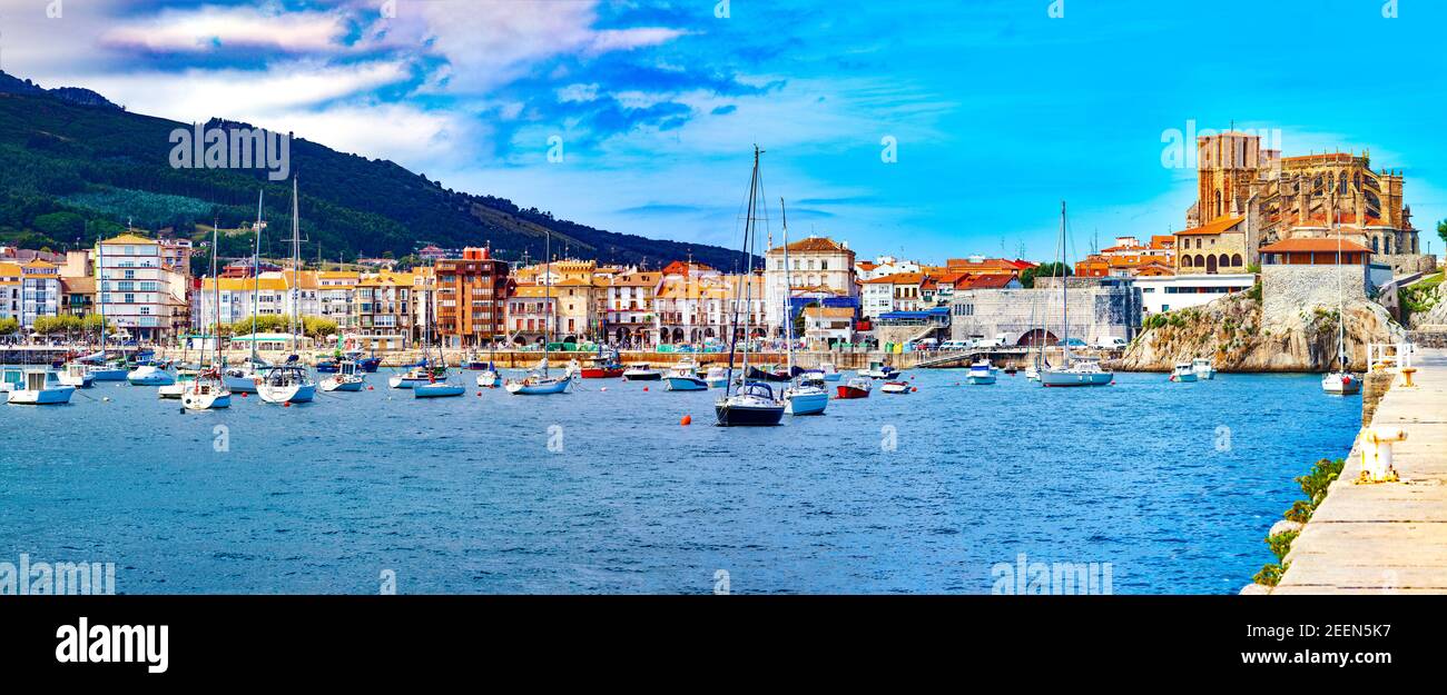 Village de pêche et quai à bateaux. Paysage marin pittoresque.tourisme en Espagne.villes côtières de l'Espagne.Castro Urdiales.Cantabria. Banque D'Images