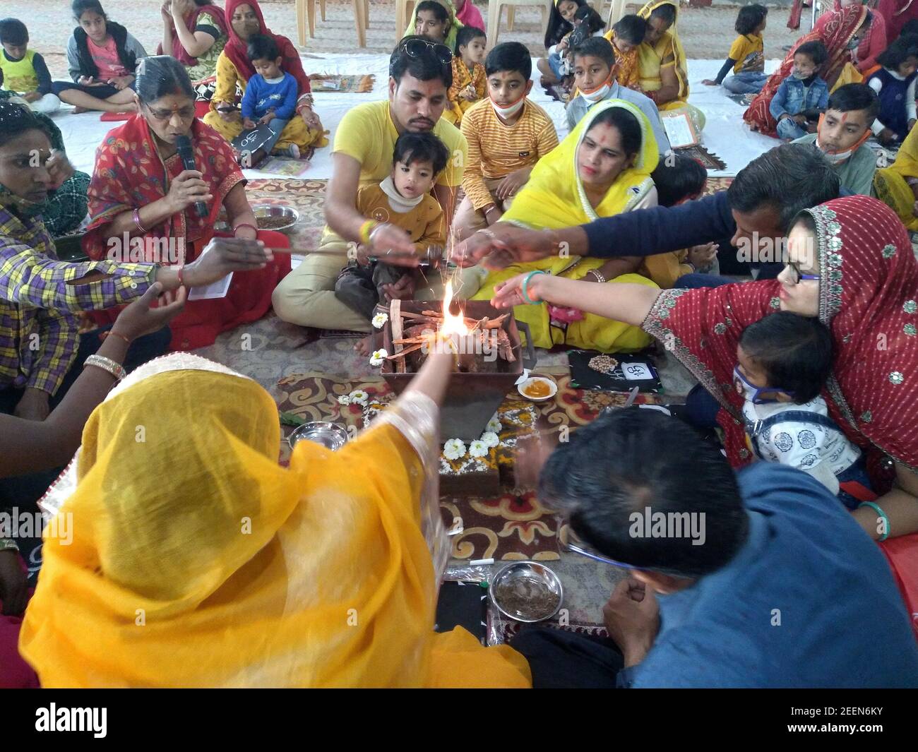Beawar, Rajasthan, Inde, 16 février 2021 : les élèves et leurs parents, ainsi que les enseignants, effectuent des rituels avant de commencer l'éducation sur le festival Basant Panchami à l'école Adarsh Vidhya Mandir à Beawar. Crédit : Sumit Saraswat/Alay Live News Banque D'Images