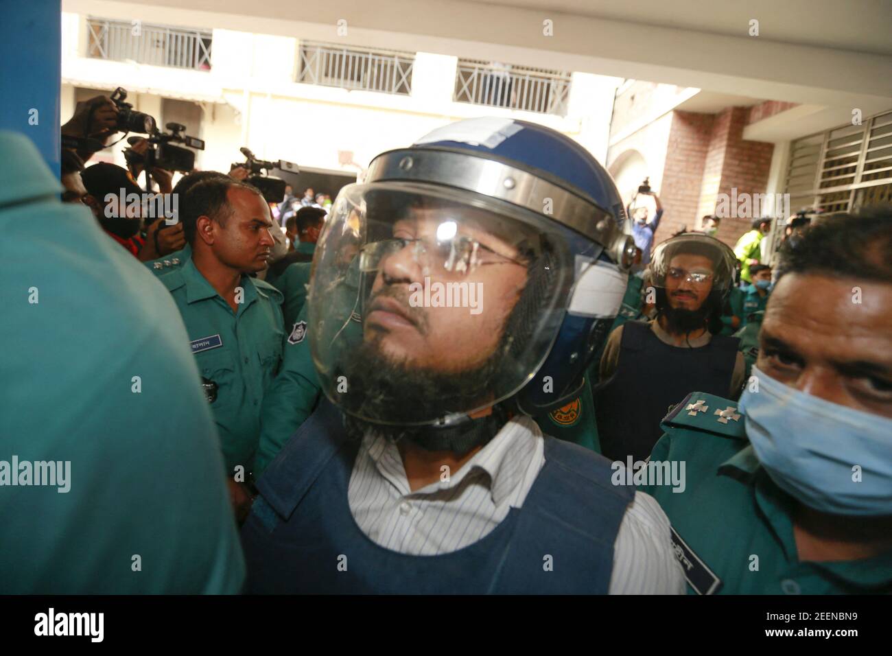 Un tribunal de Dhaka a condamné à mort cinq militants, dont le major de l'armée fugitif Syed Ziaul Haq, dans le meurtre de 2015 de l'écrivain-blogueur Avijit Roy, à Dhaka, au Bangladesh, le 16 février 2021. Les militants islamistes ont huni à mort Avijit, l'écrivain bangladais et fondateur du blog Muktomona, le 26 février 2015, juste après qu'il ait quitté le salon du livre d'Amar Ekushey à Dhaka. Son épouse Rafida Ahmed Bonya a également été blessée lors de l'attaque. Photo de Kanti Das Suvra/ABACAPRESS.COM Banque D'Images