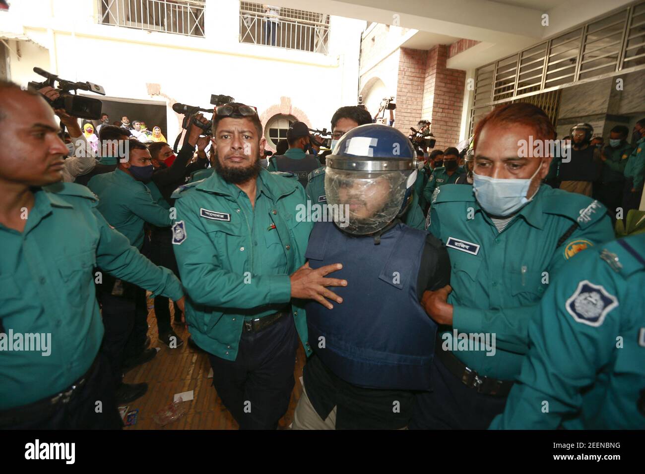 Un tribunal de Dhaka a condamné à mort cinq militants, dont le major de l'armée fugitif Syed Ziaul Haq, dans le meurtre de 2015 de l'écrivain-blogueur Avijit Roy, à Dhaka, au Bangladesh, le 16 février 2021. Les militants islamistes ont huni à mort Avijit, l'écrivain bangladais et fondateur du blog Muktomona, le 26 février 2015, juste après qu'il ait quitté le salon du livre d'Amar Ekushey à Dhaka. Son épouse Rafida Ahmed Bonya a également été blessée lors de l'attaque. Photo de Kanti Das Suvra/ABACAPRESS.COM Banque D'Images