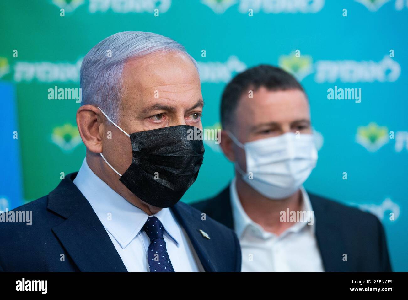 Jerusalen, Israël. 16 février 2021. Le Premier ministre israélien Netanyahu visite le centre de vaccination des Services de santé de Leumit à Jérusalem et a rencontré le 4 000000e personne qui avait été vacciné en Israël le mardi 16 février 2021. Photo de piscine par Alex Kolomoisky/UPI crédit: UPI/Alay Live News Banque D'Images