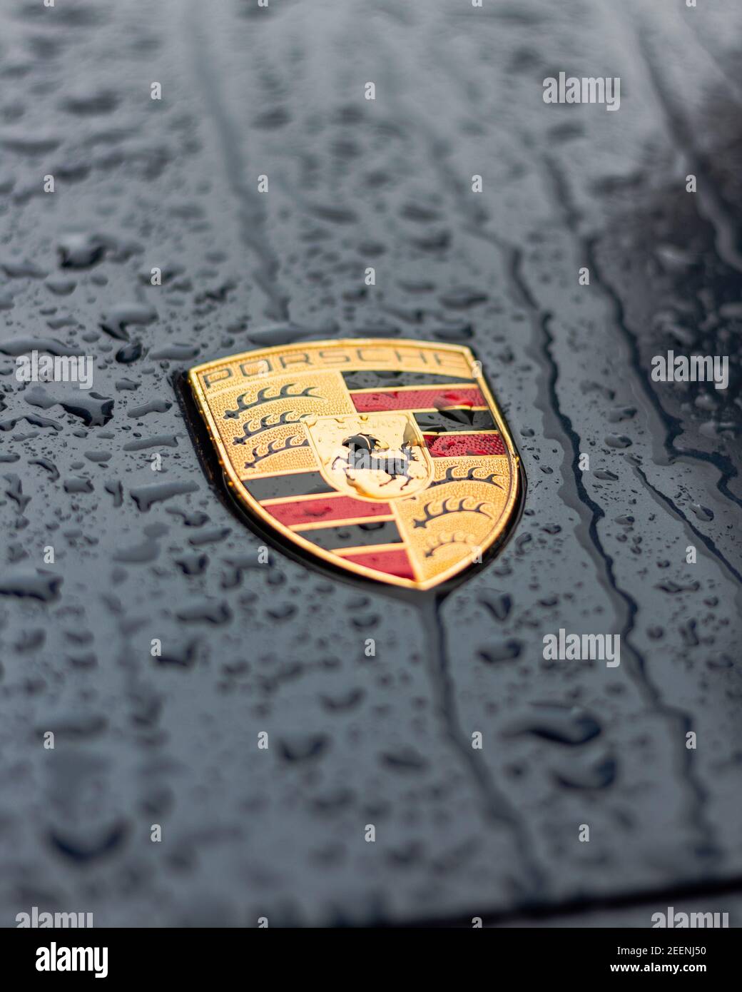 MONTRÉAL, CANADA - 18 septembre 2020 : le logo d'une voiture Porsche prise sous la pluie Banque D'Images
