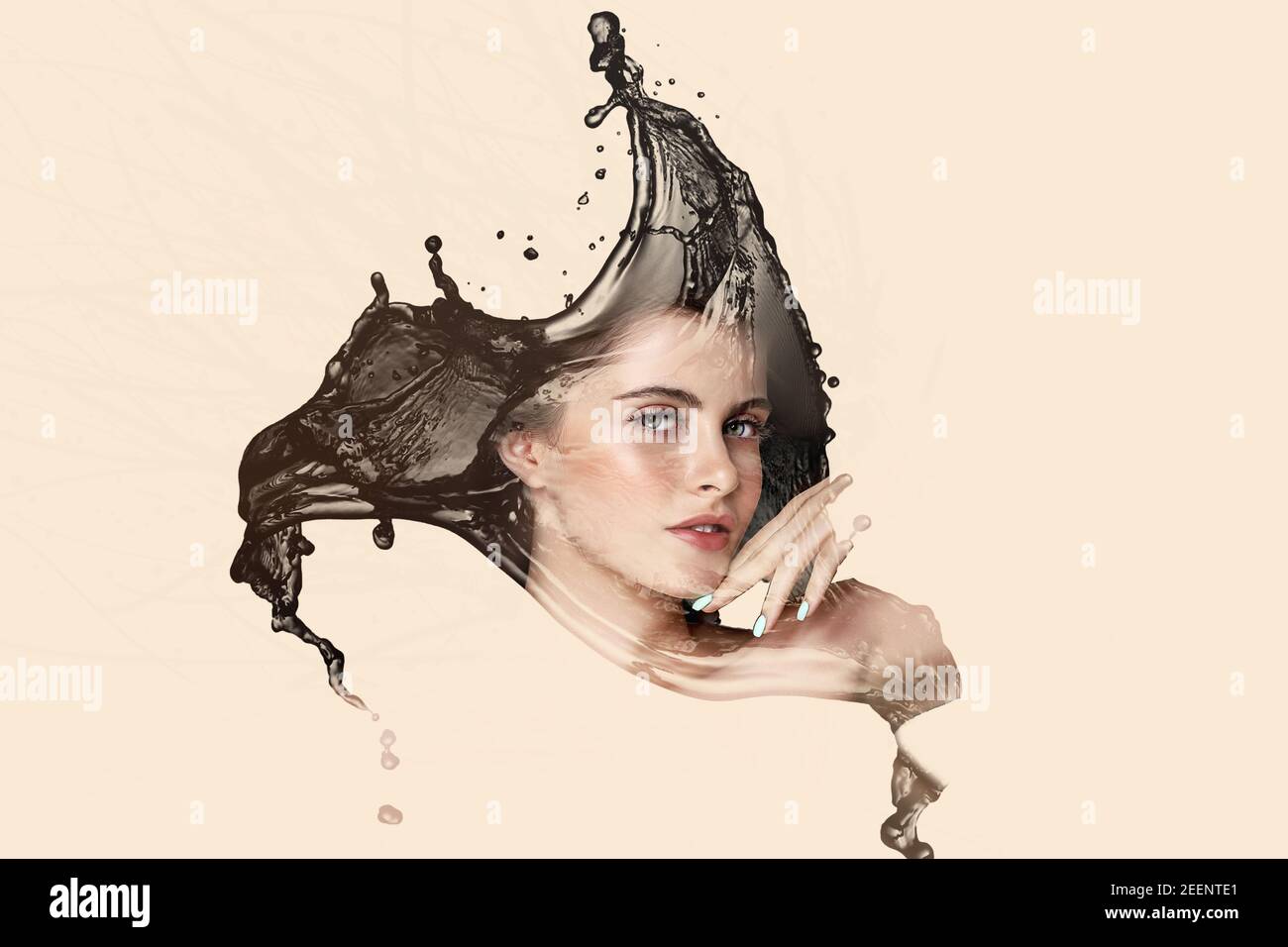 Reflet d'une belle fille brunette dans une éclaboussure d'eau sur un fond beige. Banque D'Images