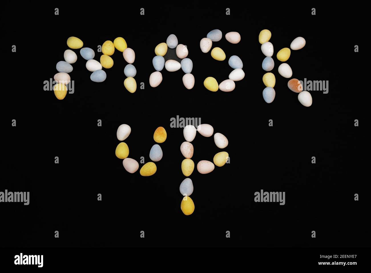 Les mots MASK UP orthographiés en utilisant des bonbons, des œufs de chocolat. Banque D'Images