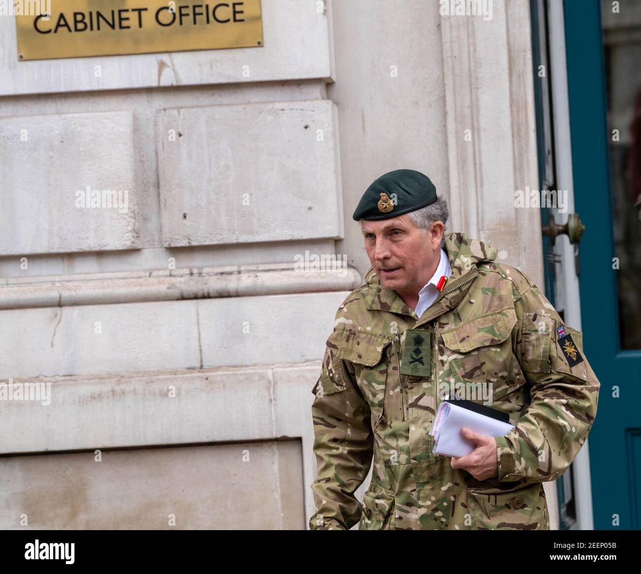 Londres, Royaume-Uni. 16 février 2021. Le général Sir Nicholas Patrick carter, Chef d'état-major général, avec un escorte de police armée, laissant une réunion au bureau du Cabinet crédit: Ian Davidson/Alay Live News Banque D'Images