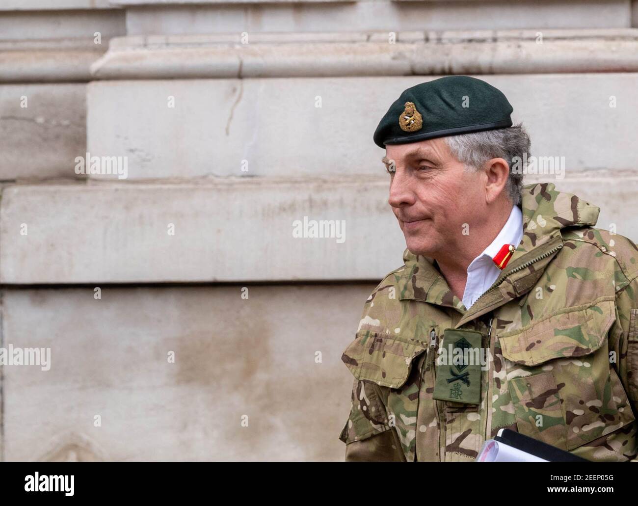 Londres, Royaume-Uni. 16 février 2021. Le général Sir Nicholas Patrick carter, Chef d'état-major général, avec un escorte de police armée, laissant une réunion au bureau du Cabinet crédit: Ian Davidson/Alay Live News Banque D'Images