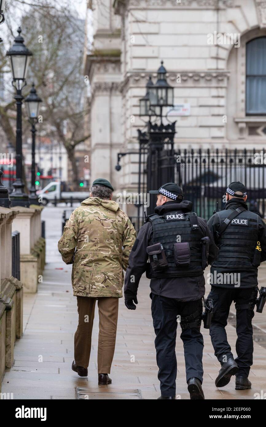 Londres, Royaume-Uni. 16 février 2021. Le général Sir Nicholas Patrick carter, Chef d'état-major général, avec un escorte de police armée, laissant une réunion au bureau du Cabinet crédit: Ian Davidson/Alay Live News Banque D'Images