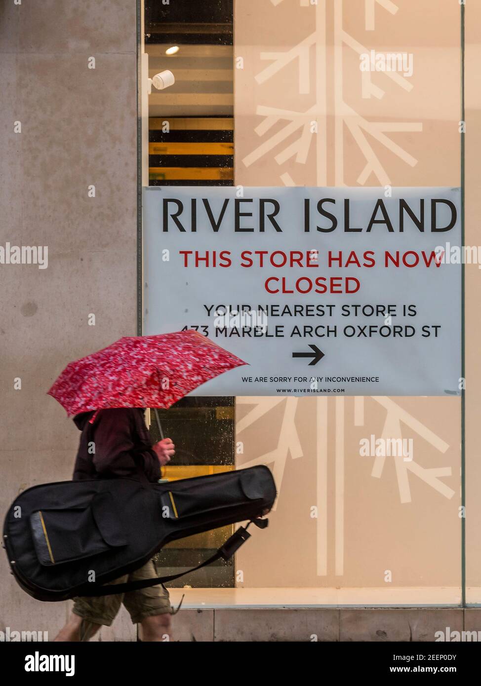 Londres, Royaume-Uni. 16 février 2021. Un autre magasin s'est vidé, cette fois-ci, River Island a été retirée de l'un de ses magasins d'Oxford Street. De nombreuses unités de vente au détail ont fermé depuis le début de la pandémie. Les temps difficiles pour la rue haute lors de l'éclusage national 3 comme l'instruction du gouvernement est pour tout le monde de rester à la maison. Crédit : Guy Bell/Alay Live News Banque D'Images