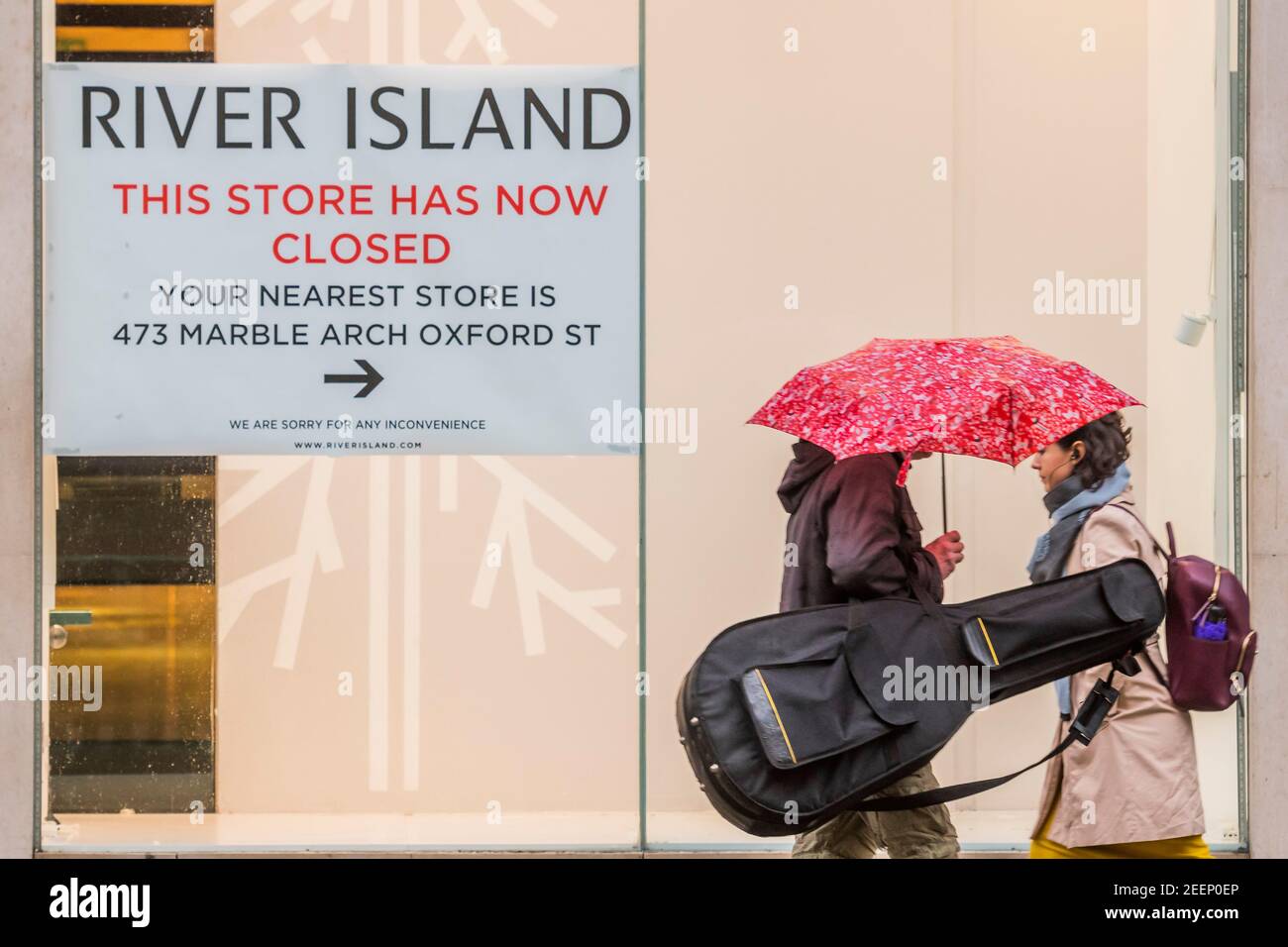 Londres, Royaume-Uni. 16 février 2021. Un autre magasin s'est vidé, cette fois-ci, River Island a été retirée de l'un de ses magasins d'Oxford Street. De nombreuses unités de vente au détail ont fermé depuis le début de la pandémie. Les temps difficiles pour la rue haute lors de l'éclusage national 3 comme l'instruction du gouvernement est pour tout le monde de rester à la maison. Crédit : Guy Bell/Alay Live News Banque D'Images