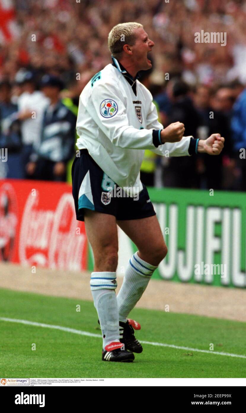 Football - 1996 Championnats d'Europe - Euro 96 quart de finale - Angleterre / Espagne - Wembley Stadium - 22/6/96 le joueur d'Angleterre Paul Gascoigne célèbre sa pénalité lors de la séance de tir crédit obligatoire: Action Images FILM Banque D'Images