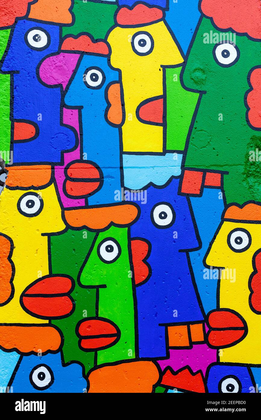 Allemagne, Berlin, une section du mur de Berlin avec des visages peints Banque D'Images