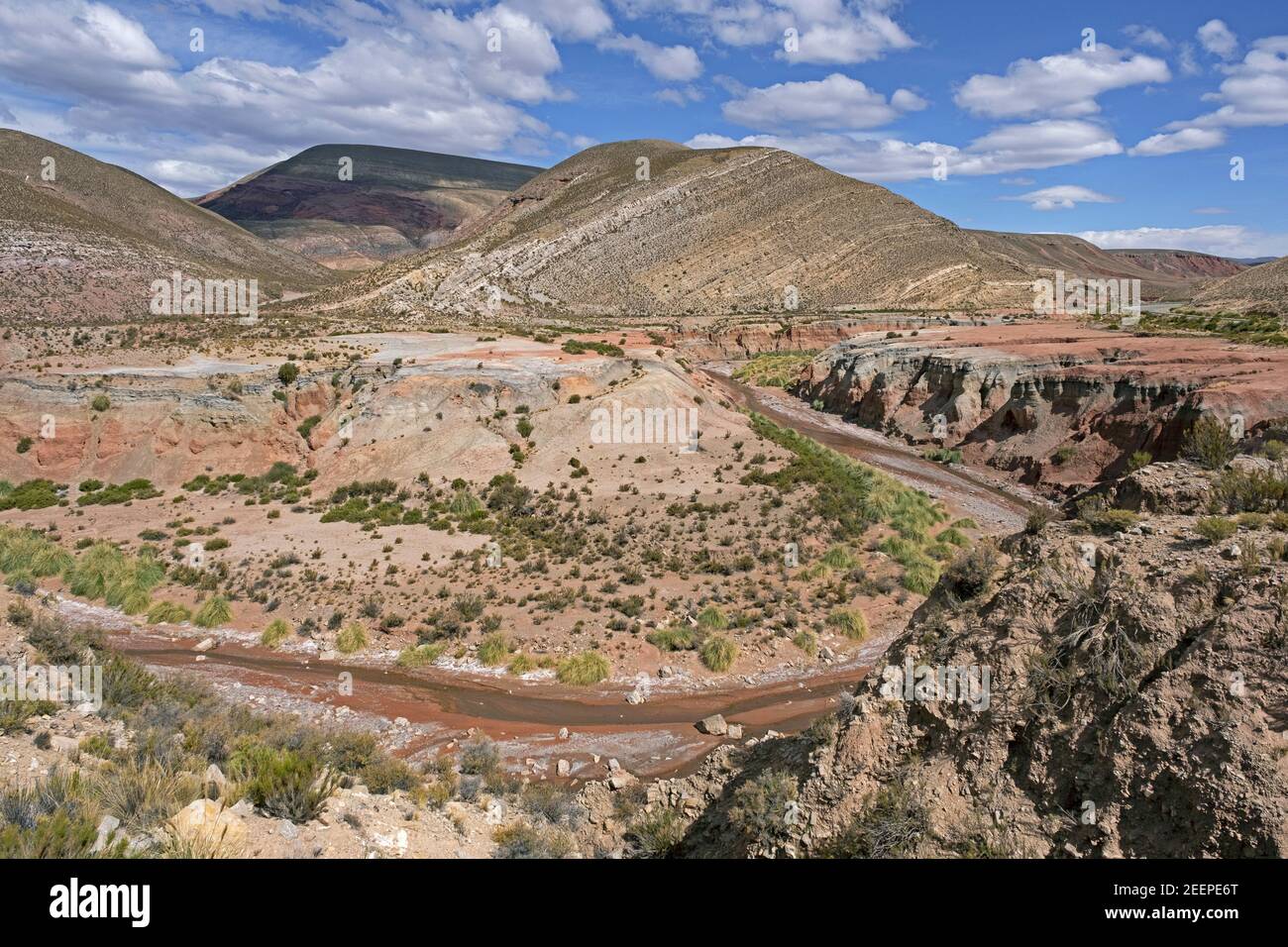 Rivière qui coule dans la Quebrada de Humahuaca, étroite vallée de montagne située dans la province de Jujuy, dans le nord-ouest de l'Argentine Banque D'Images