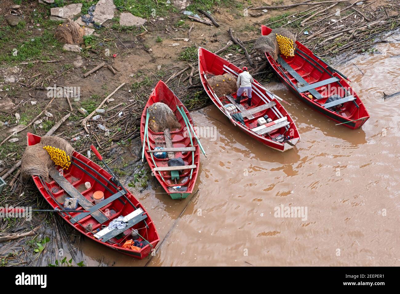 Petits bateaux de pêche en bois rouge sur la rive du Rio Paraná / Parana  près de la ville Resistencia, province de Chaco dans le nord-est de  l'Argentine Photo Stock - Alamy