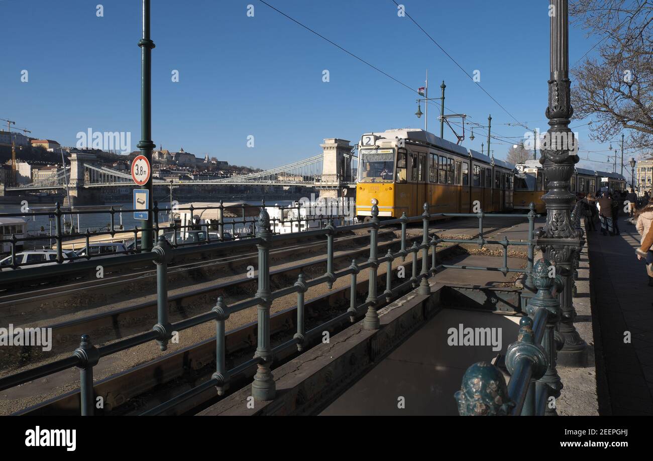 Trams avec le célèbre pont à maillons de chaîne, le pont de Szechenyi, au-dessus de la Duna (Danube) en arrière-plan, Budapest, Hongrie. Banque D'Images