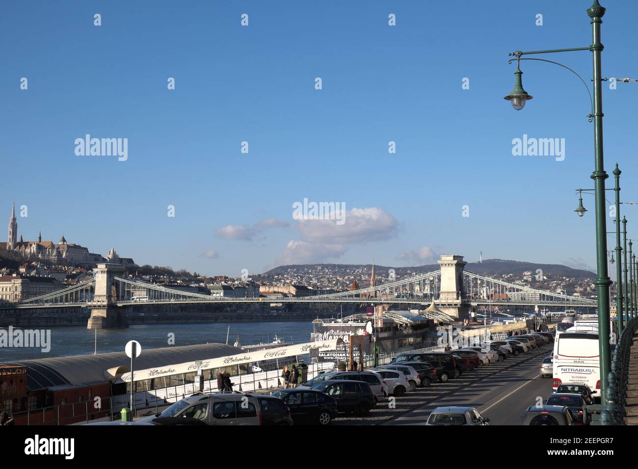 Le célèbre pont à maillons de chaîne, le pont de Szechenyi, au-dessus de la Duna (Danube), Budapest, Hongrie. Banque D'Images