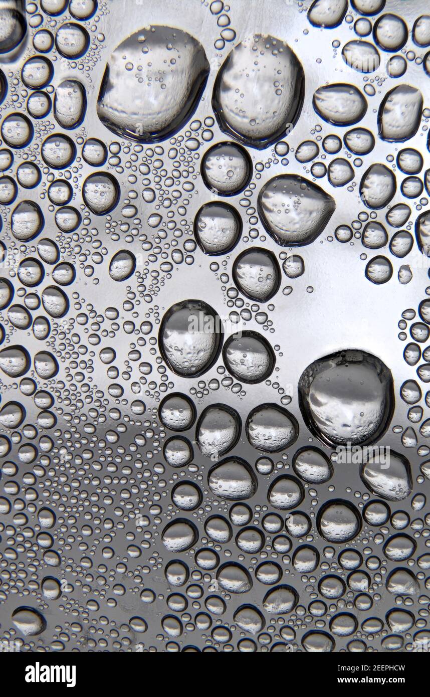 condensation d'eau gelée qui se condense à l'intérieur d'une bouteille d'eau en plastique Banque D'Images