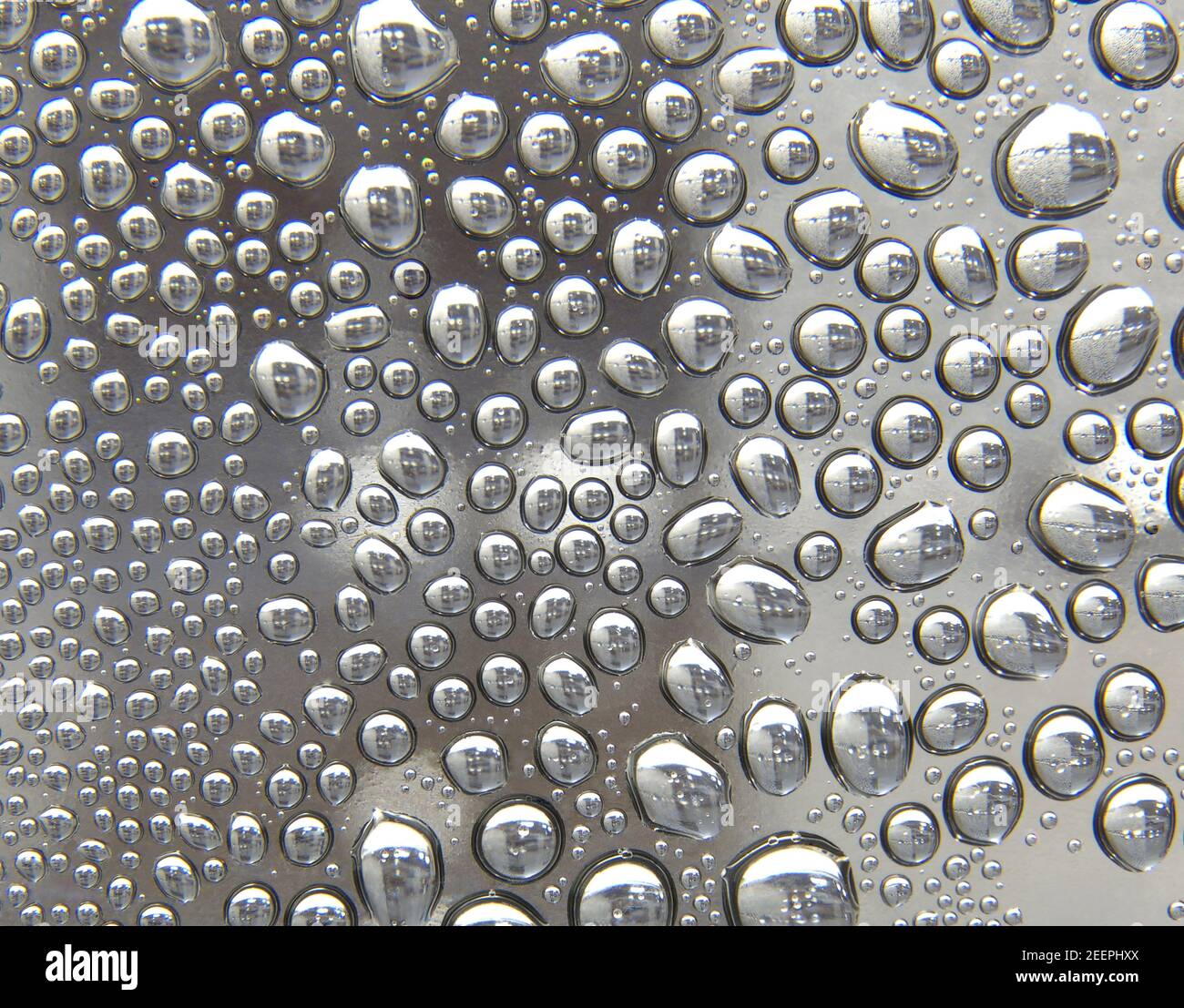 condensation d'eau gelée qui se condense à l'intérieur d'une bouteille  d'eau en plastique Photo Stock - Alamy