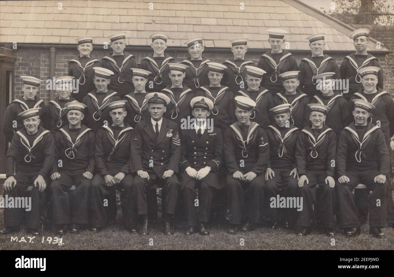 Carte postale photographique des années 1930 montrant un groupe de marins britanniques de H.M.S. Saint-Vincent. Banque D'Images