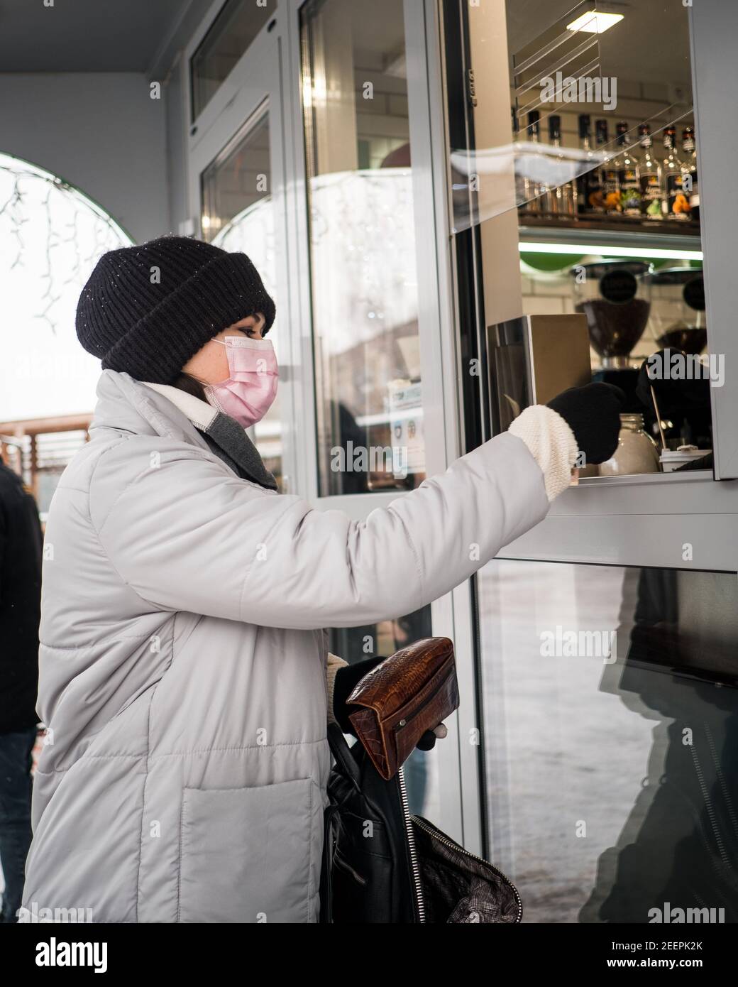 Jeune femme commandant de la nourriture et des boissons dans un camion Banque D'Images