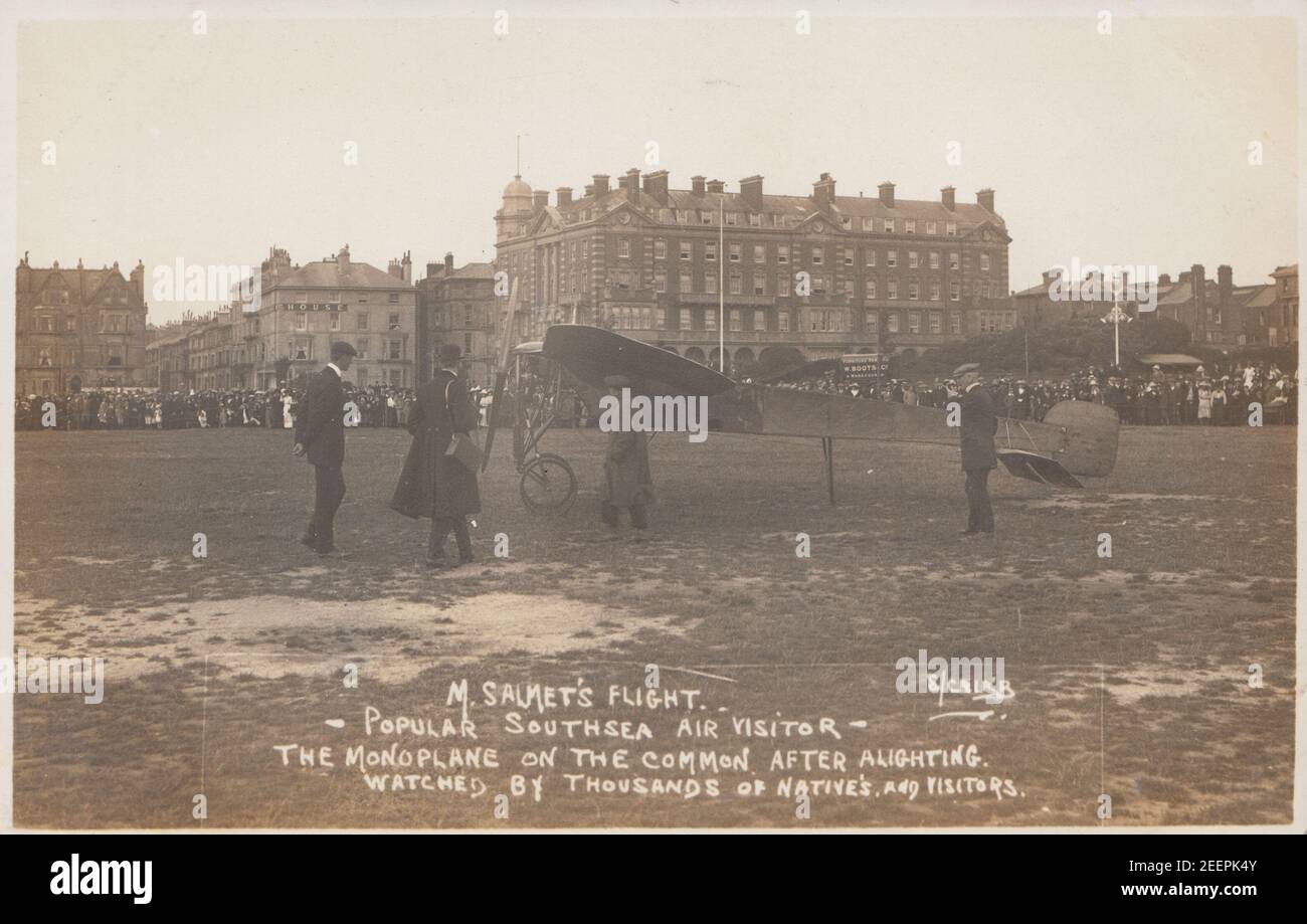 Carte postale photographique vintage du début du XXe siècle montrant le vol de M.Salmet. Un populaire Southsea Air Visitor. Le monoplan sur le commun après le contrôle. Banque D'Images