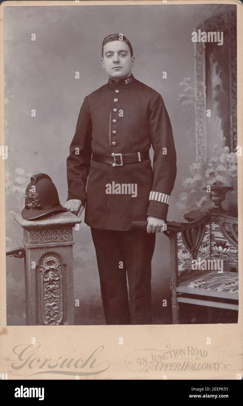 Victorian Upper Holloway, London Cabinet Card montrant un jeune policier métropolitain. Collier n° J370. Banque D'Images