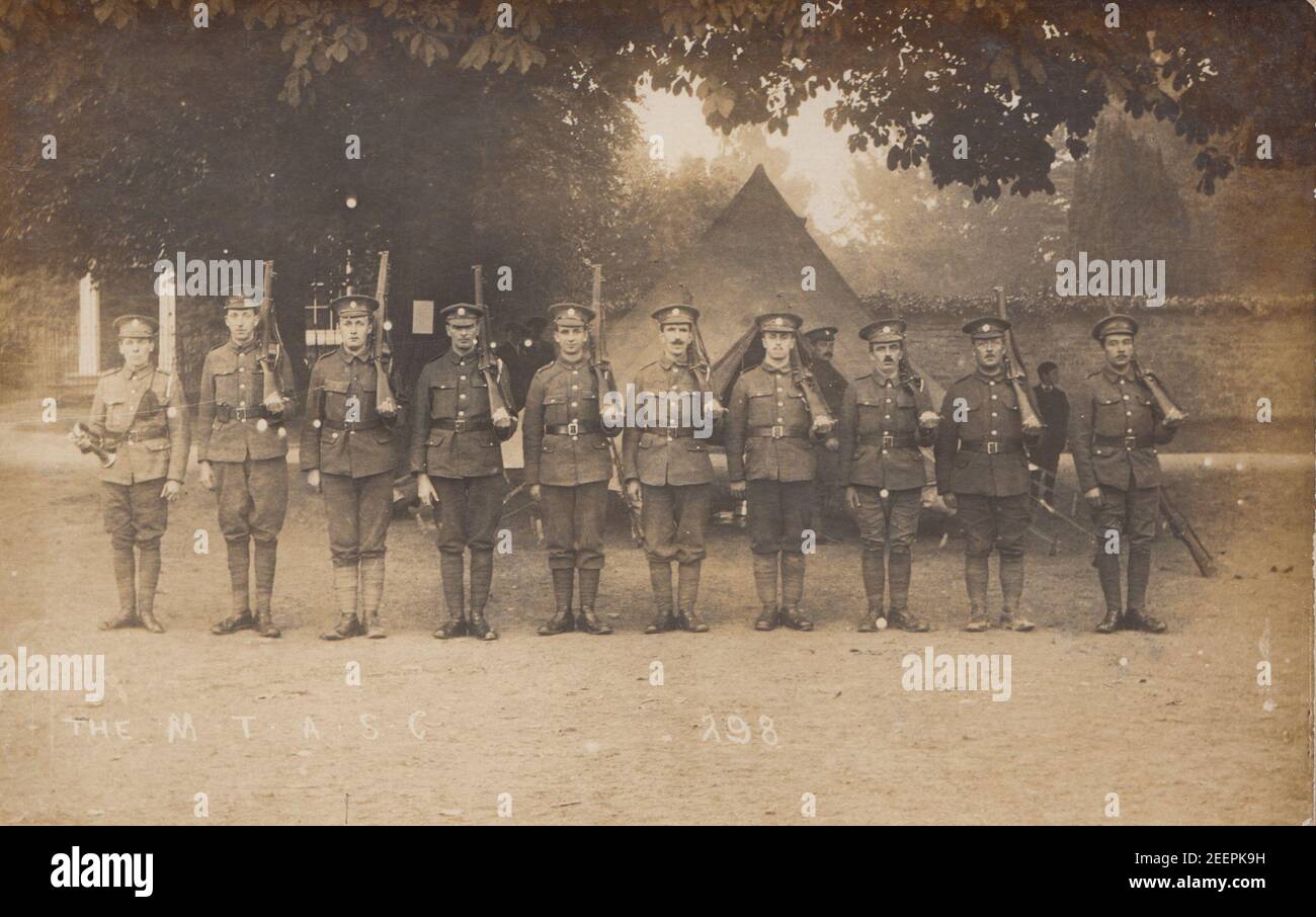 Carte postale photographique vintage montrant un groupe de soldats britanniques de la première Guerre mondiale. La garde M.T.A.S.C à Witney, Oxford, Oxfordshire, le 21 septembre 1915. Banque D'Images