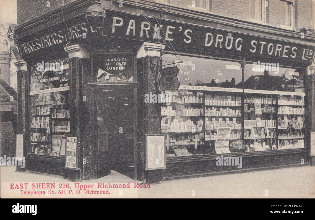 Carte postale imprimée vintage du début du XXe siècle montrant Parke's Drug Stores Ltd au 226 Upper Richmond Road, East Sheen, Londres, Angleterre. Banque D'Images