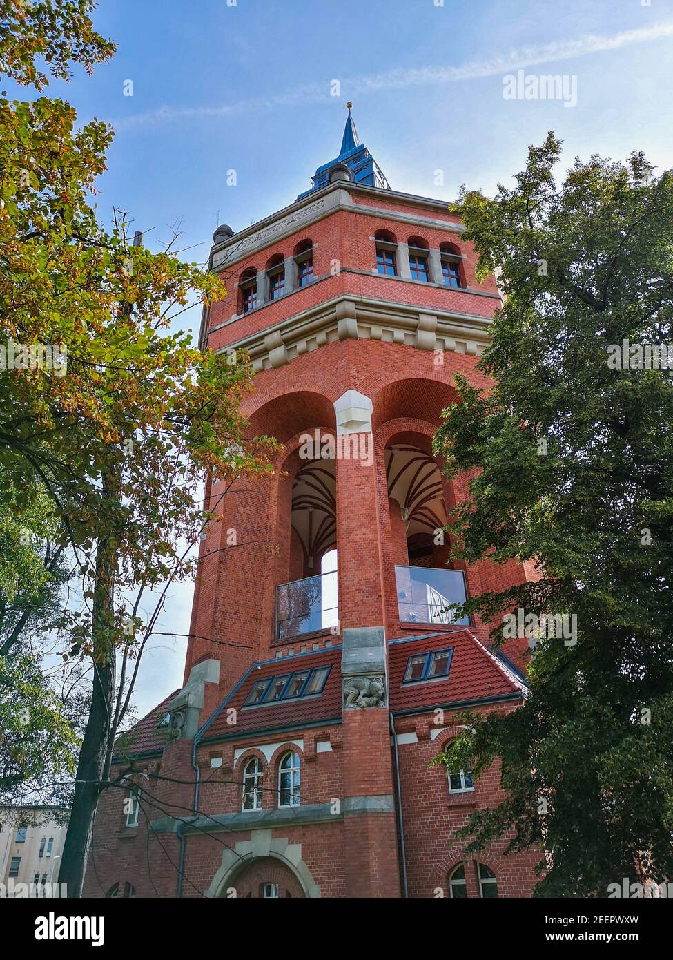 Wroclaw août 14 2018 Tour de l'eau derrière les arbres Banque D'Images