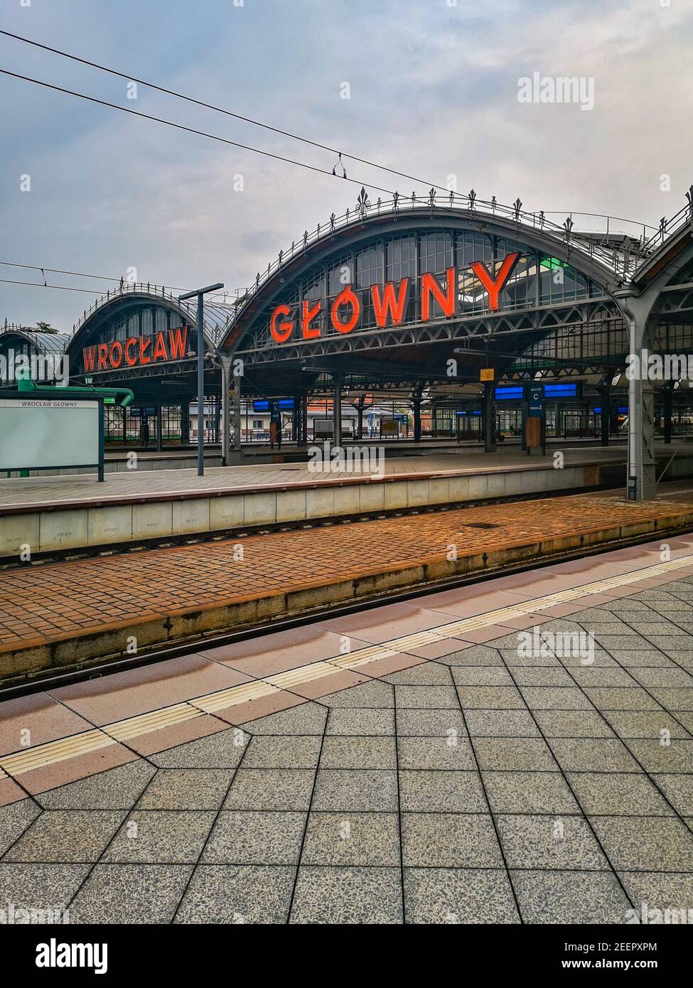 Wroclaw août 25 2018 Gare principale avec lettres rouges Banque D'Images