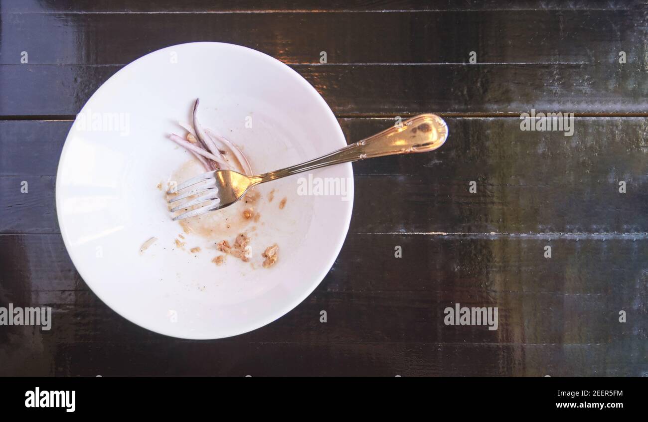 Salade après avoir mangé. Plaque vide. Bol de restaurant sale Banque D'Images