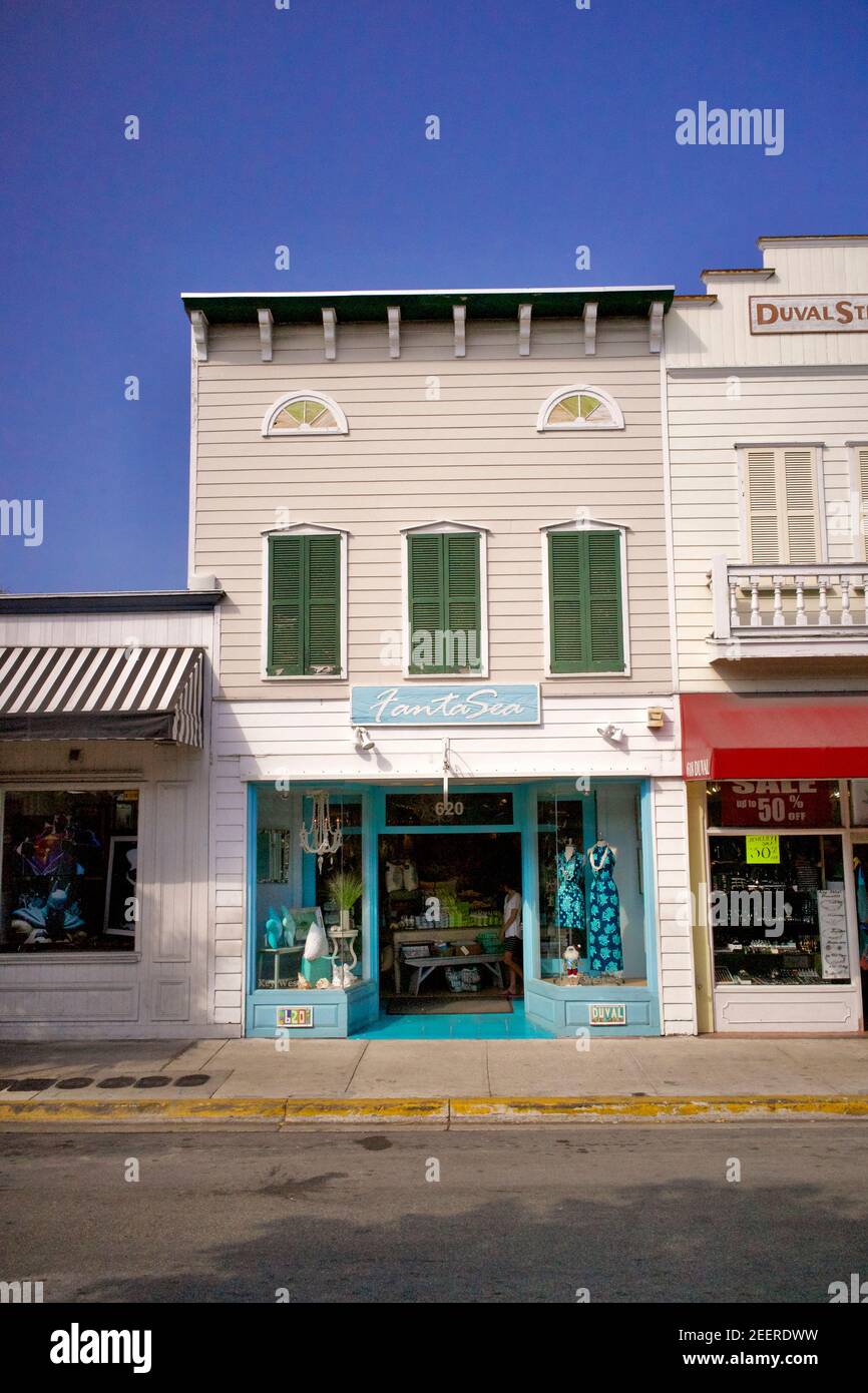 Magasins le long de Duval Street à Key West, Floride, FL USA. Le point le plus méridional dans la zone continentale des États-Unis. Destination de vacances sur l'île. Banque D'Images