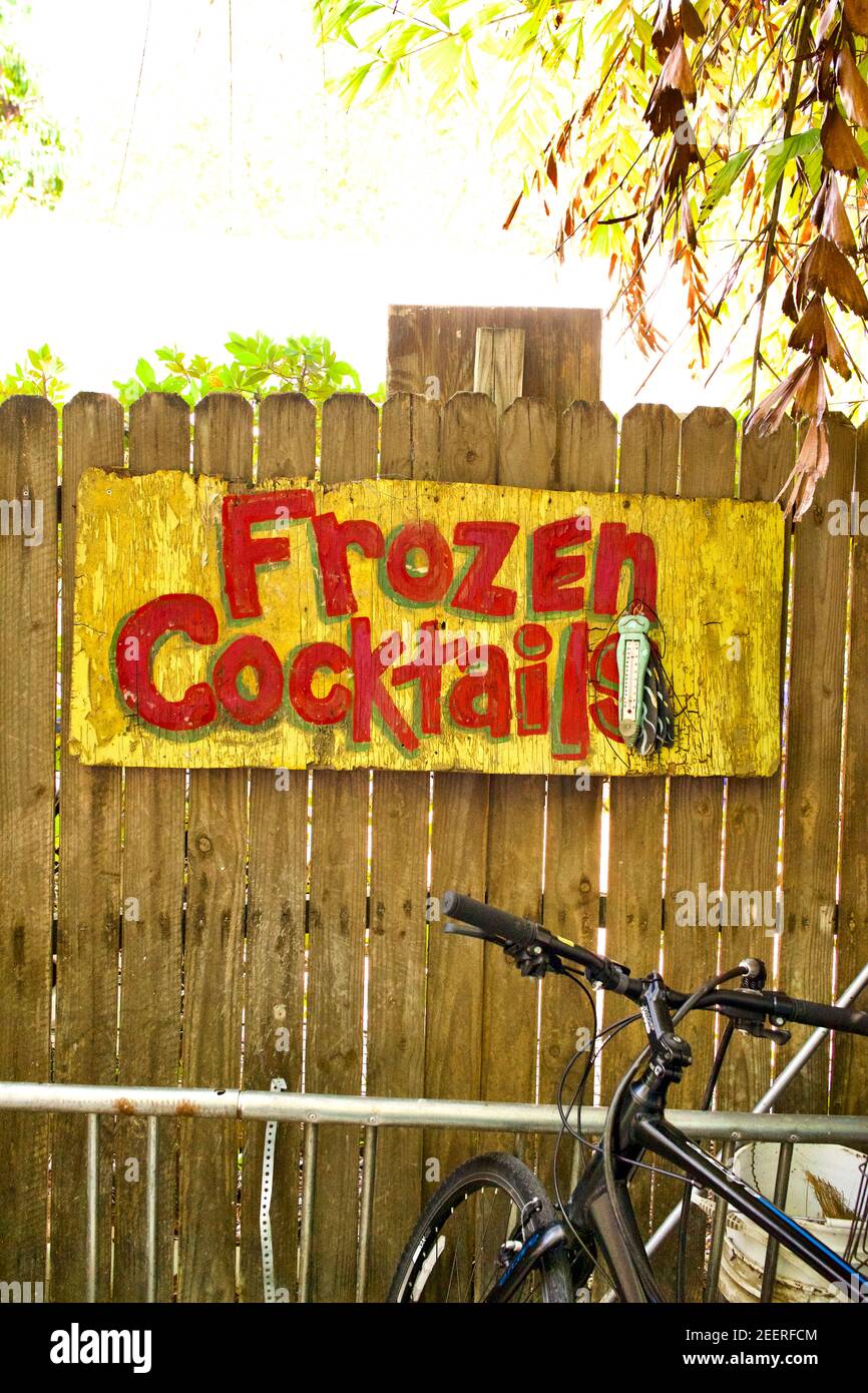 Affiche « cocktails surgelés » au Blue Heaven Bar and Restaurant de Key West, Floride, États-Unis. Le point le plus méridional dans la zone continentale des États-Unis. Banque D'Images