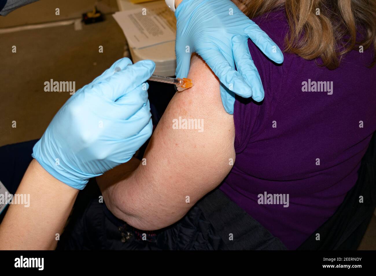 Infirmière vaccinant le patient en injectant le vaccin COVID-19 Pfizer dans son bras. Oakdale Minnesota MN États-Unis Banque D'Images