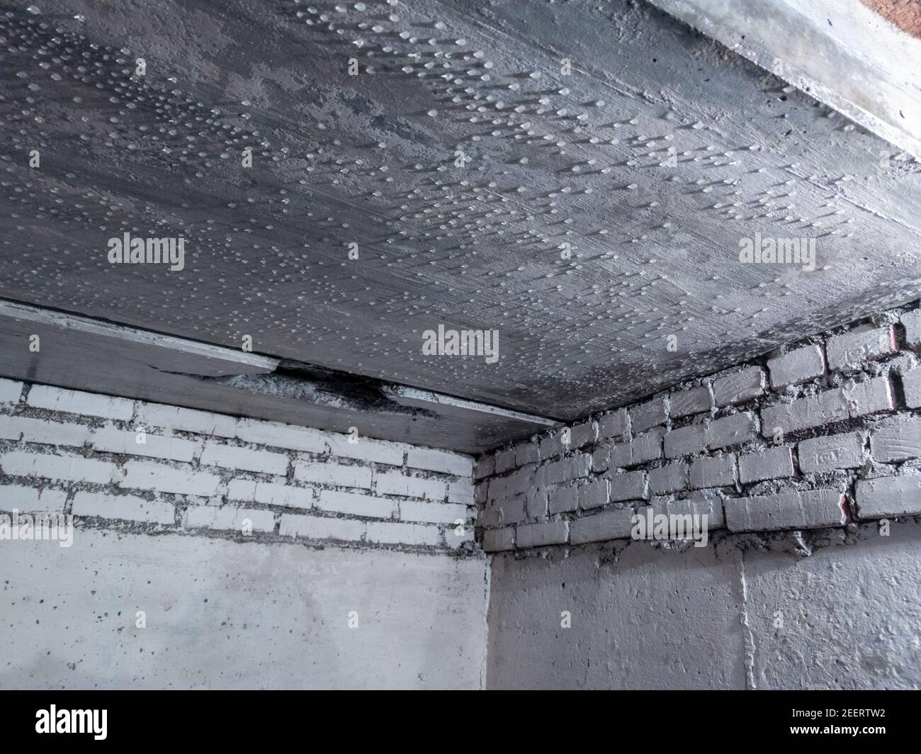 gouttes d'eau condensée sur le plafond du sous-sol - gros plan avec mise au point sélective. Banque D'Images