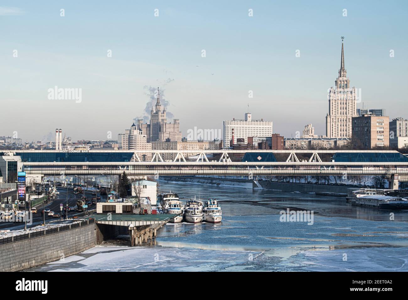 Moscou, Russie - février 2021 : paysage urbain de la ville de Moscou, ponts, fleuves de Moscou, bâtiments du gouvernement de la Fédération de Russie et gratte-ciels. Froid jour d'hiver. Photo de haute qualité Banque D'Images Moscou, Russie - février 2021 : paysage urbain de la ville de Moscou, ponts, fleuves de Moscou, bâtiments du gouvernement de la Fédération de Russie et gratte-ciels. Froid jour d'hiver. Photo de haute qualité Banque D'Images