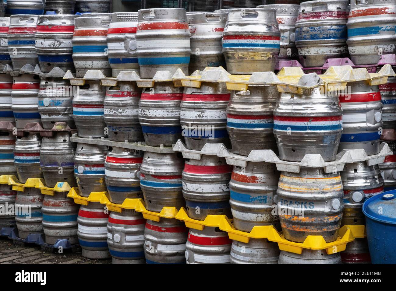 De nombreuses bières en métal avec des anneaux d'identification colorés empilés à l'extérieur de l'Empire Brewing Company, à Slaithwaite, West Yorkshire. Banque D'Images