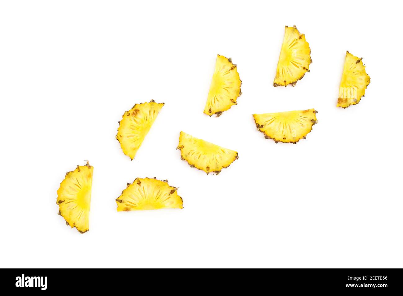 Concept de fruits tropicaux. Ananas tranché isolé sur fond blanc. Pose à plat Banque D'Images