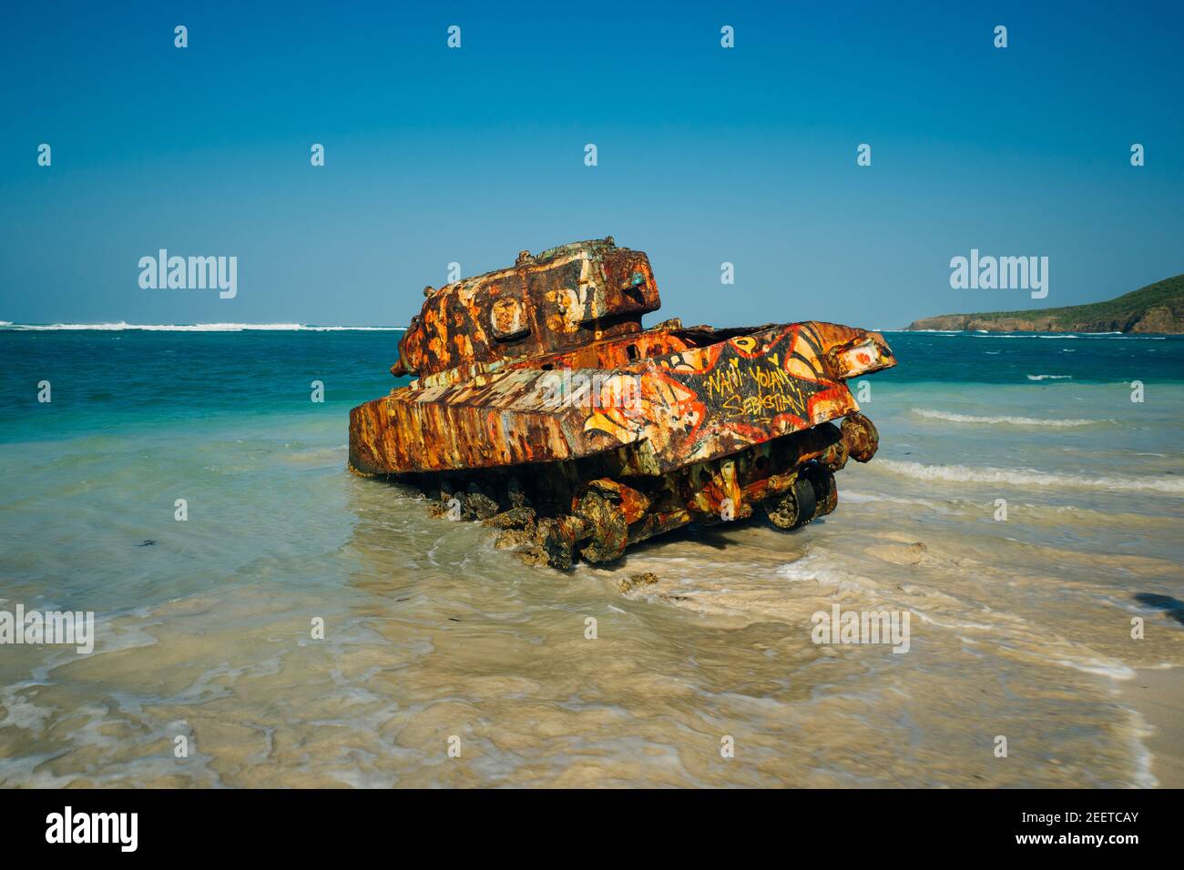 Le vieux char militaire rouillé et déserté de la plage de Flamenco Sur l'île de Culebra à Puerto Rico Banque D'Images