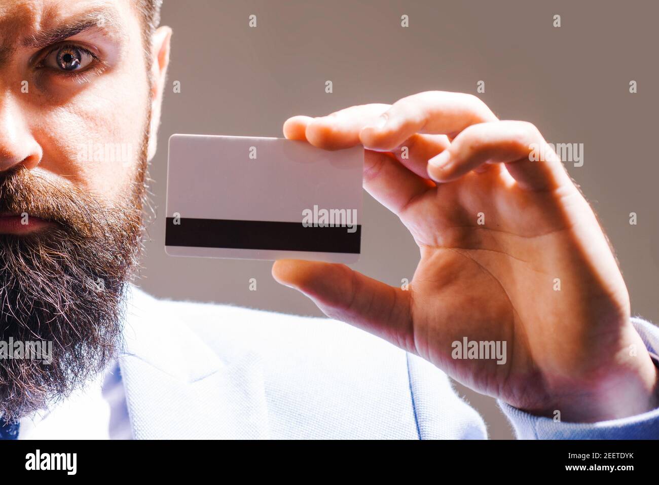 Homme avec carte de crédit. Argent et finances. Le concept de banque et de paiement. Commerce, change, dette. Banque D'Images
