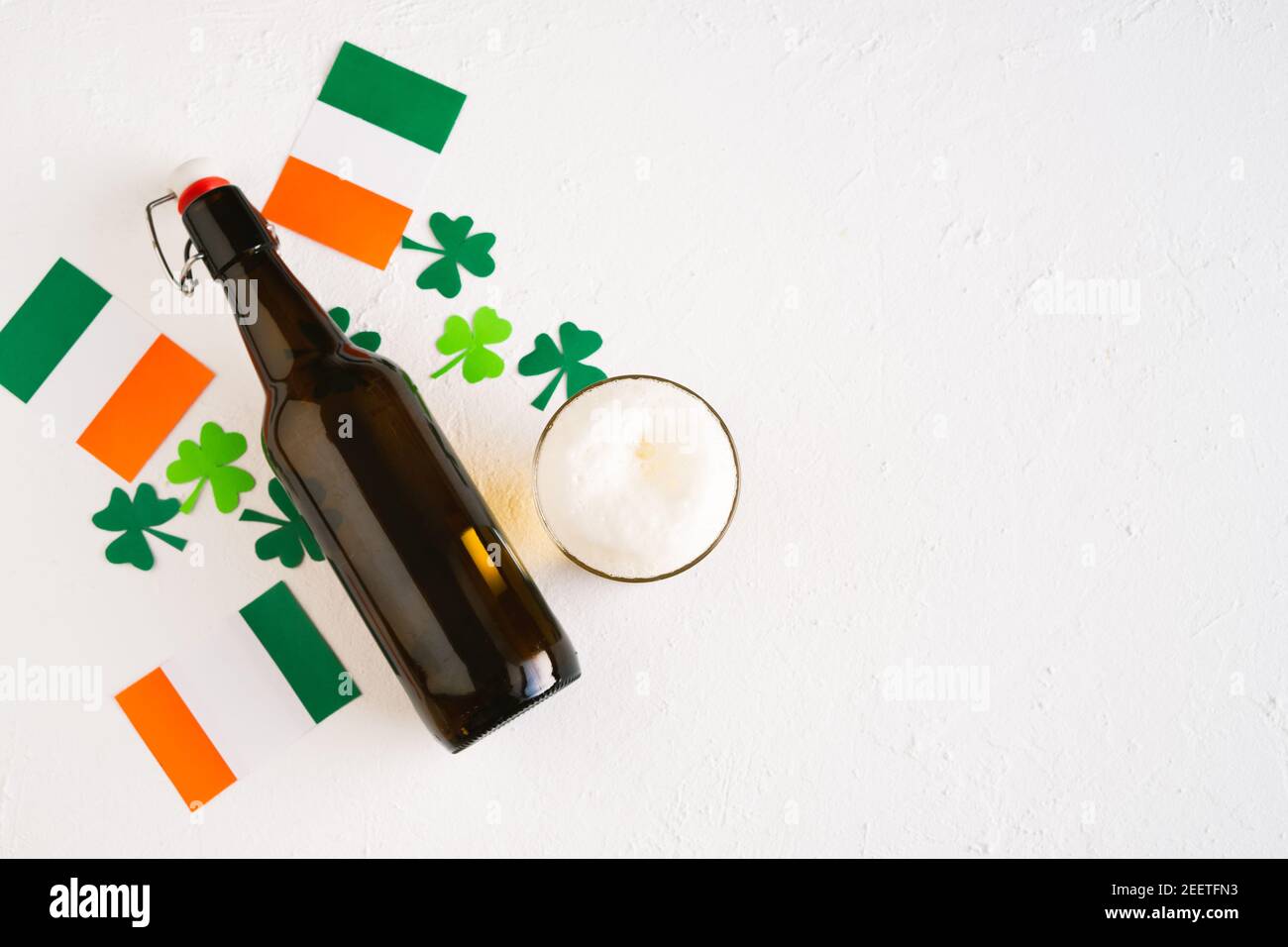 Fête de la Saint-Patrick. Bière décorée de drapeaux irlandais et de shamrock. Copier l'espace. Vue de dessus. Banque D'Images