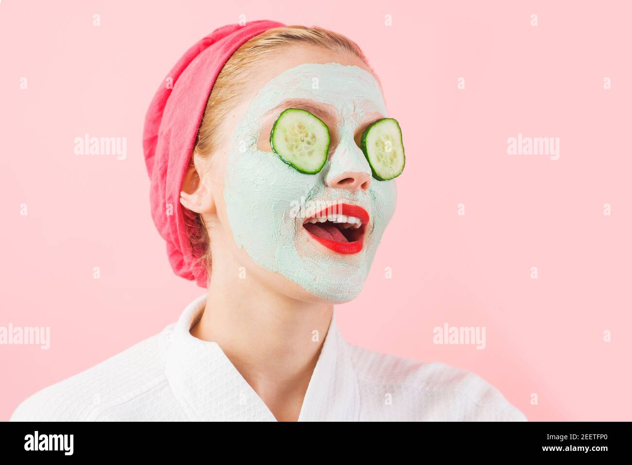 Femme avec masque cosmétique sur le visage. Tranches de concombre sur les yeux. Femme avec masque facial. Soins de beauté. Soins thermaux. Banque D'Images